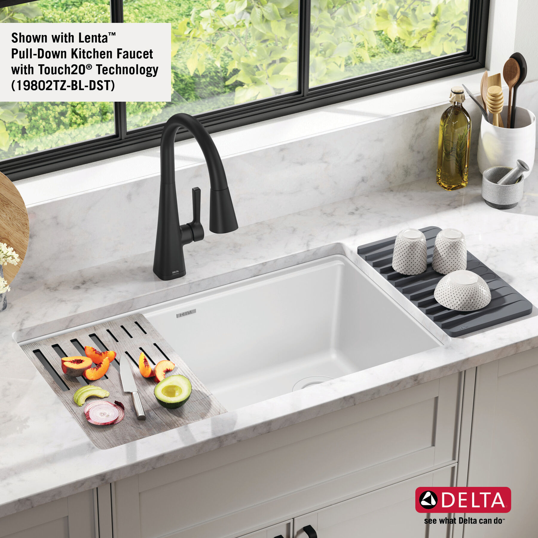 Lavabo de cocina tipo estación de trabajo con un receptáculo de compuesto de granito de 32" de montaje bajo encimera, con reborde WorkFlow™ y accesorios, imagen 43